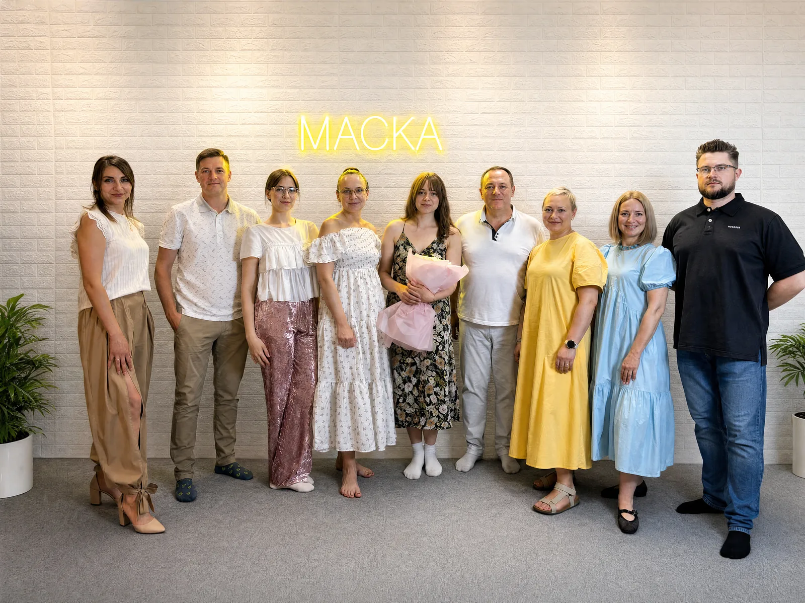 Выпускники «Маски» у неоновой вывески школы